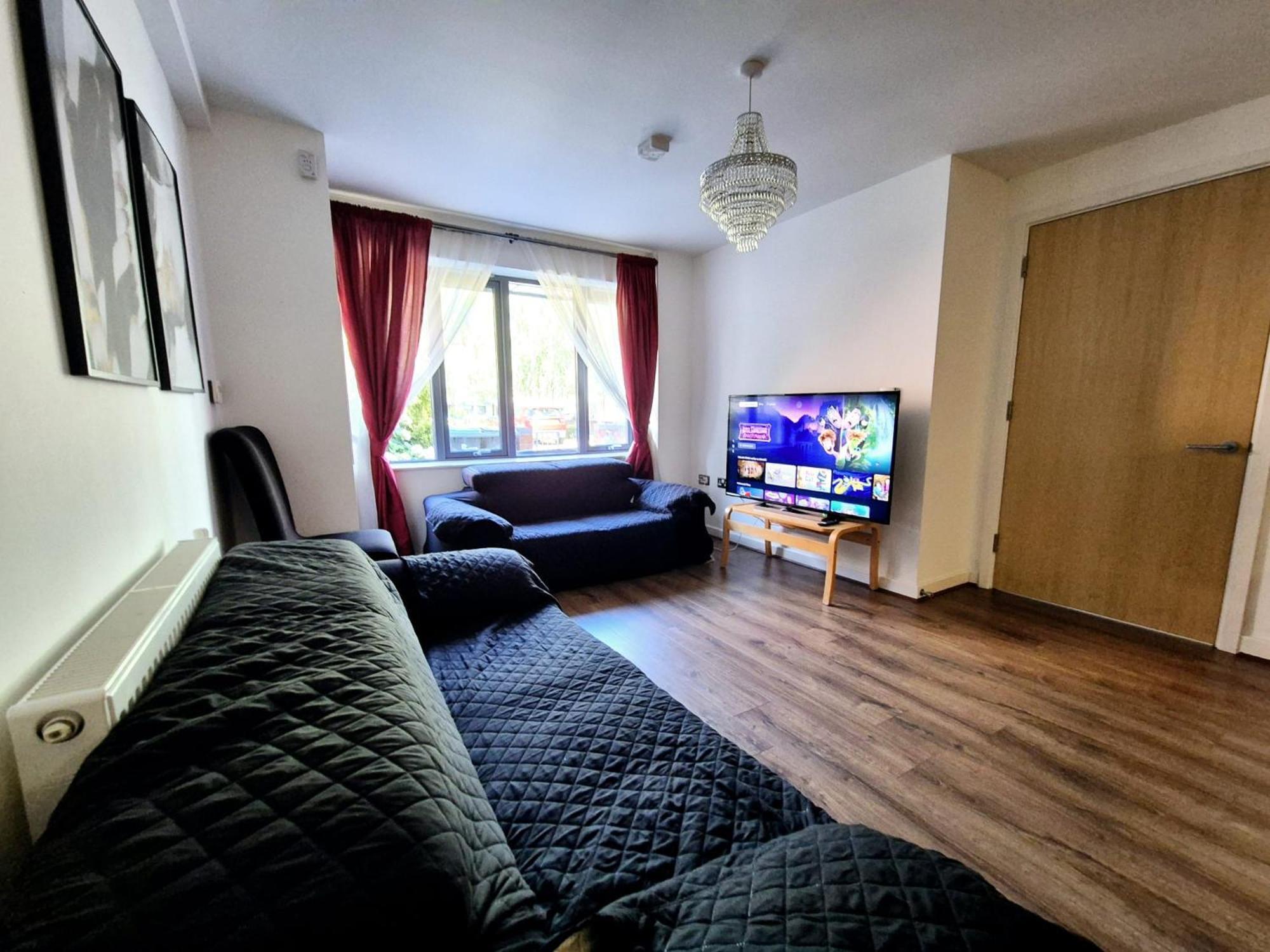 Explore London: 2 Bedroom House In Wood Green Exterior photo